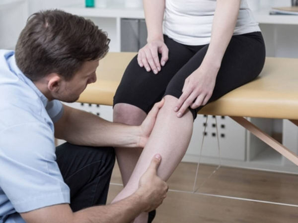 Bệnh nhân nữ tập vật lý trị liệu phục hồi chức năng khớp gối.