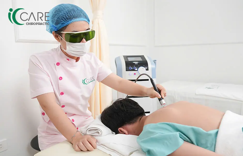 Kỹ thuật viên iCCARE đang trị liệu laser giảm đau cổ vai gáy cho bệnh nhân