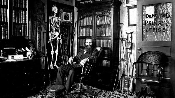 Chiropractic ra đời vào năm 1895 tại Mỹ do bác sĩ Daniel David Palmer khởi xướng