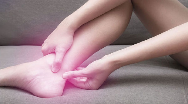 Triệu chứng phổ biến: đau âm ỉ gót chân, đặc biệt sau các buổi chạy dài hoặc tốc độ.