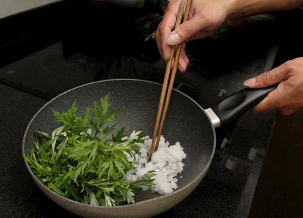 Chườm ngải cứu nóng – phương pháp dân gian quen thuộc cho người đau nhức mạn tính.