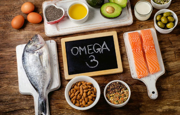 Omega-3 từ cá, rau củ và hạt là nhóm thực phẩm tốt cho người bị viêm khớp vảy nến.
