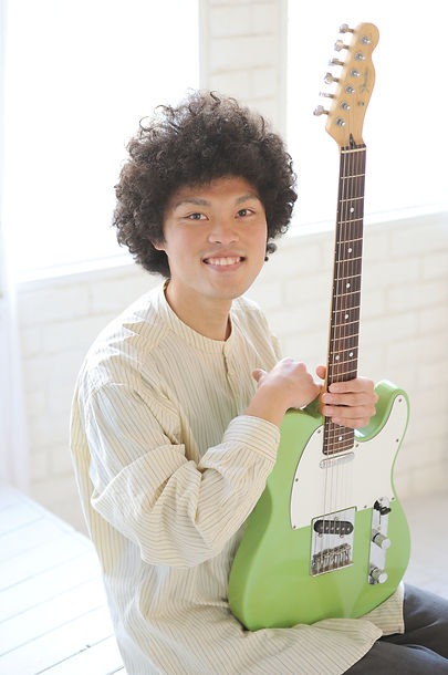 ギターを弾いています