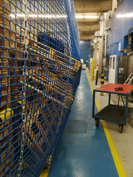 Omgevallen pallets die tegengehouden worden door een veiligheidsnet.