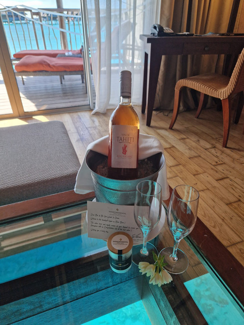 Fles rose met glazen en een welkomstbriefje
