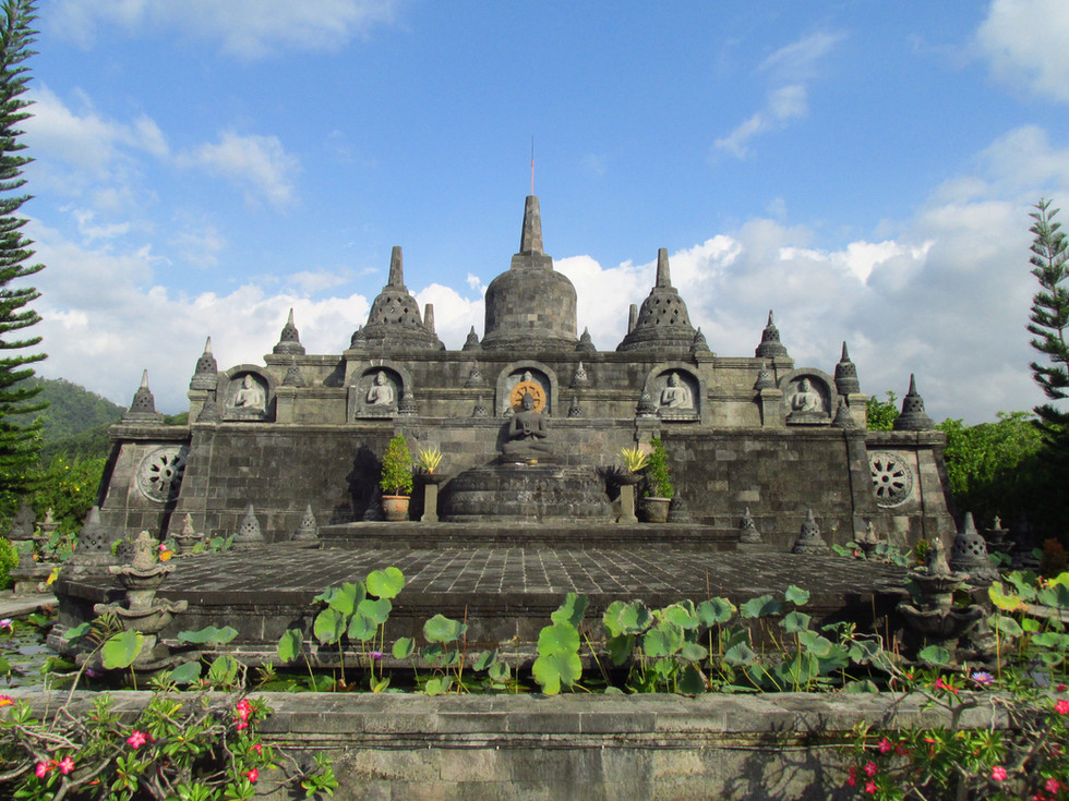 Traditionele Balinese tempel met blauwe lucht en groen op de voorgrond