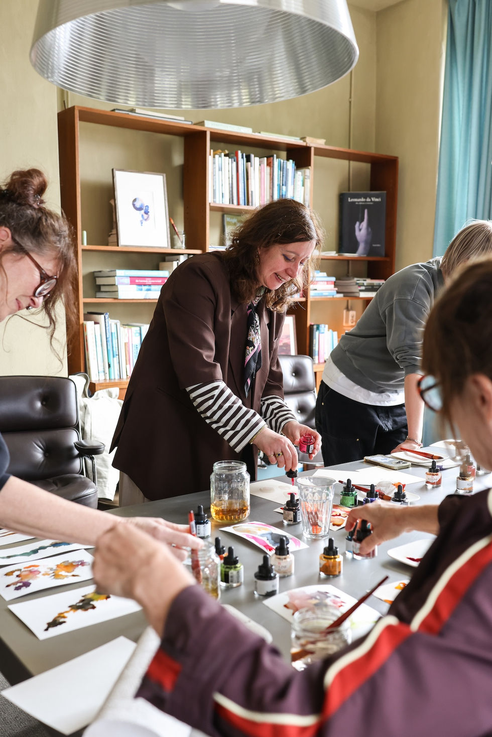 Deelnemers ontspannen en creëren met ecoline tijdens de creatieve workshop tijdens de InstaWoonMeetUp in Zutphen in het Koelhuis