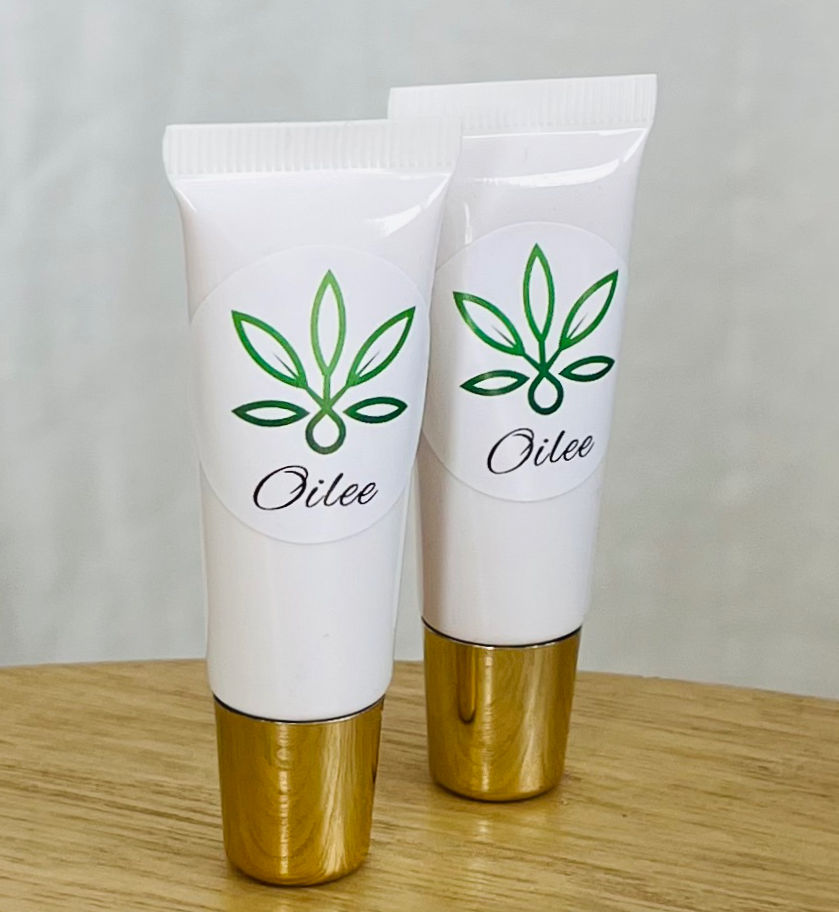Oilee skreddersyr rene naturlige produkter. Leppebalm, leppepomade, lipbalm, pomade. Varig effekt.