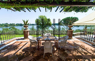 VENDITA VILLA FUORI ROMA CON PARCO E SPIAGGIA PRIVATA