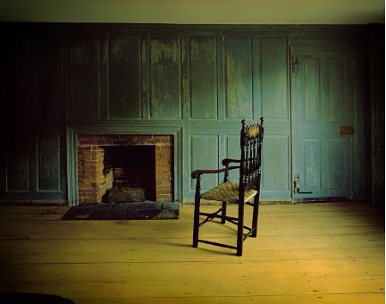 Silla en un espacio vacío con chimenea