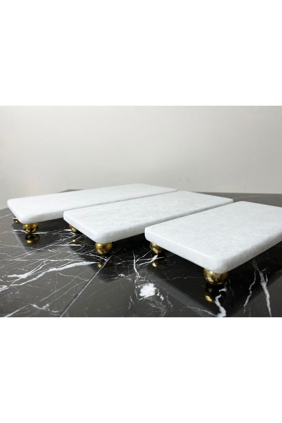 Miniatura: Natural White Marble Presentation Set 3 Pieces with Gold Top Legs Plain