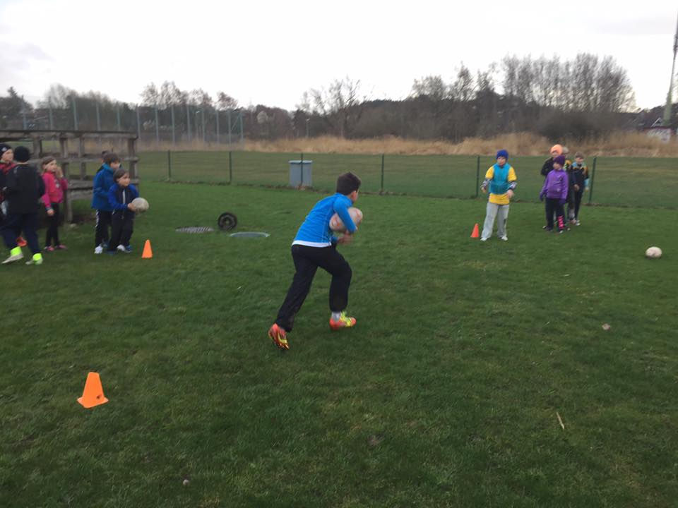Hands out, communicate, body position_