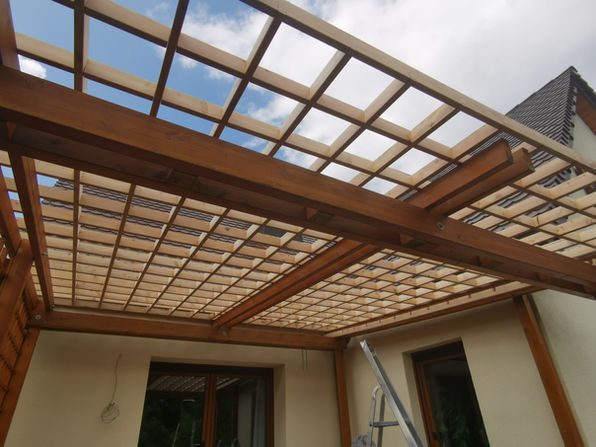 Maßgeschneiderte Pergola aus Holz im Aufbau – Terrassenüberdachung für Garten, Dach oder Balkon in Kaiserslautern