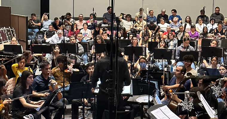 La Chavez Grabando.HEIC