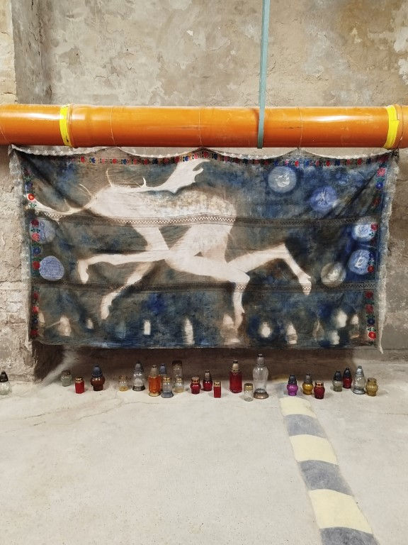 Rock is my house, green meadow is my blanket (exhibition view)