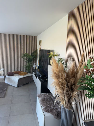 Pose de panneaux acoustiques en bois dans un salon