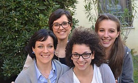 Foto di gruppo di alcune ragazze dell'associazione aquilia