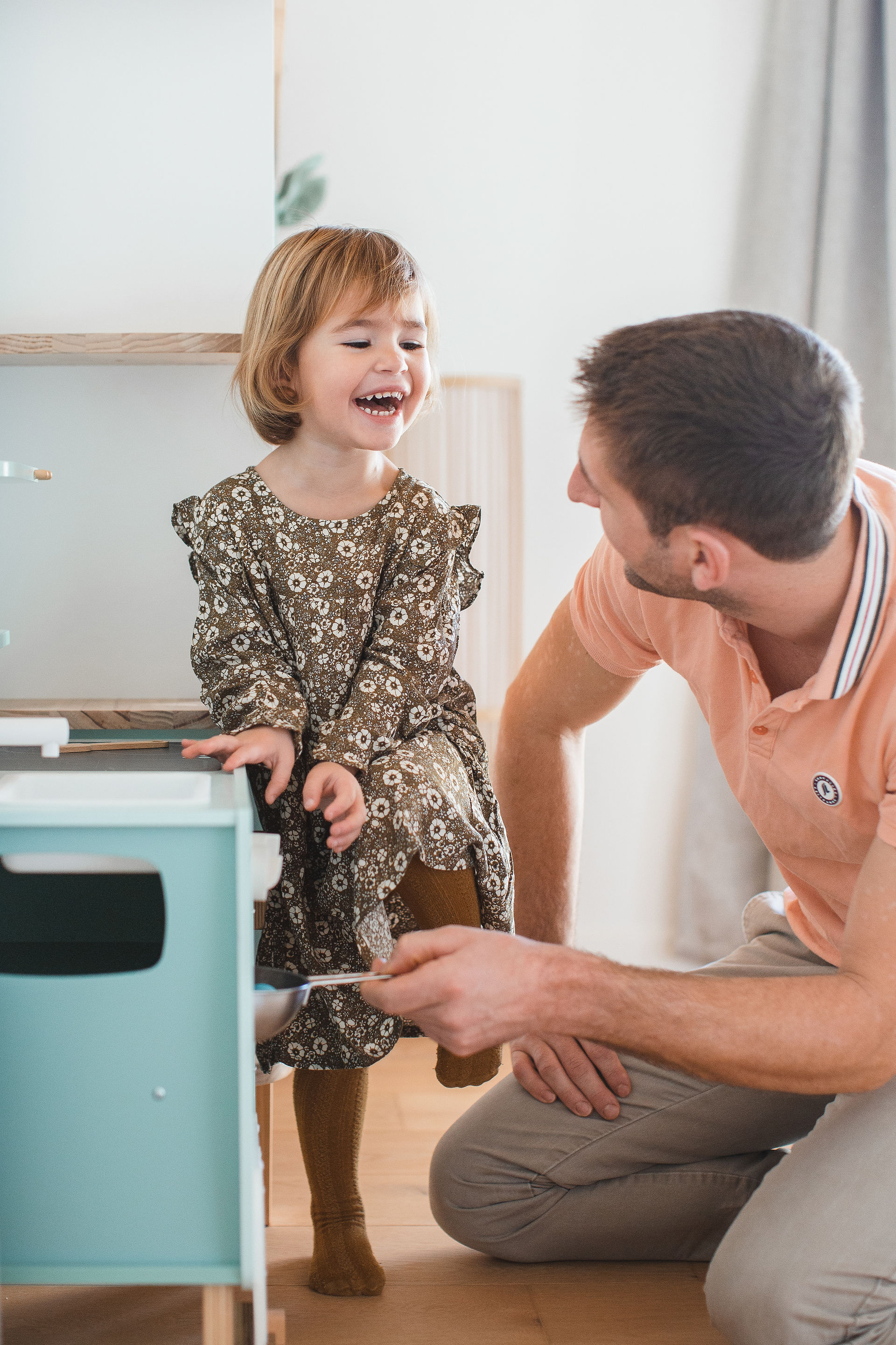 papa et sa fille qui s'amusent