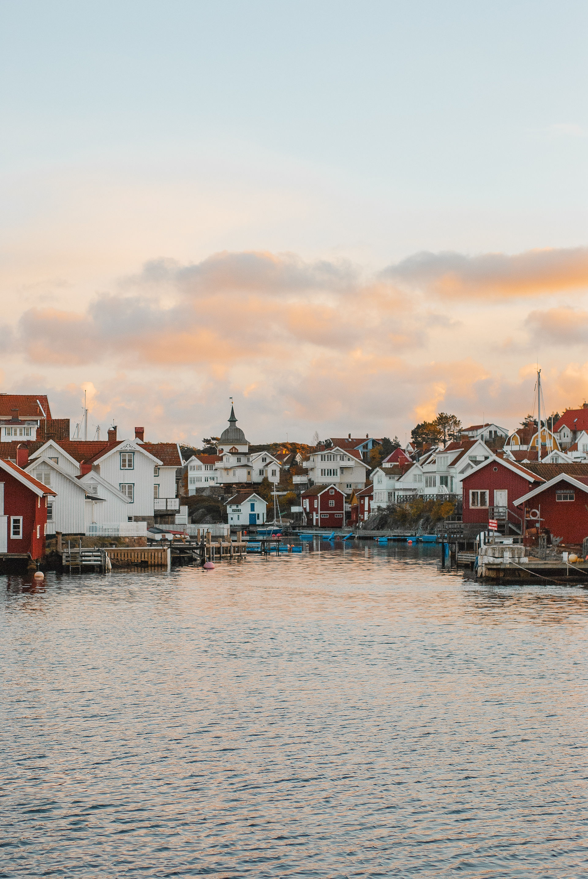 coucher de soleil sur les villages du Bohuslän en Suède