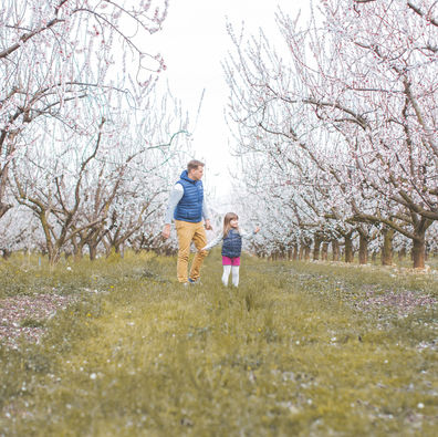 Une séance lifestyle au milieu des vergers en fleurs