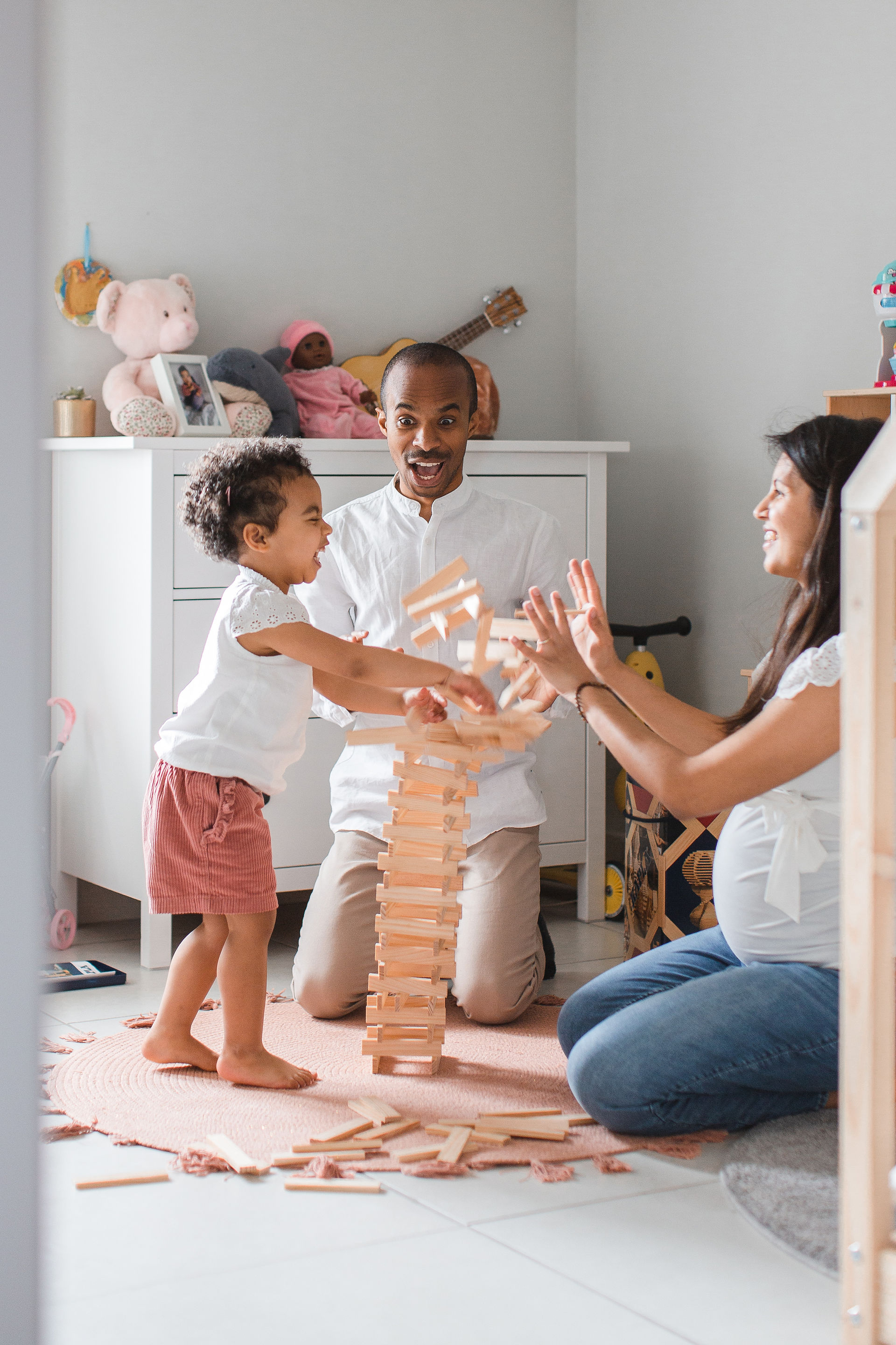 séance photo en famille avec un jeu de construction