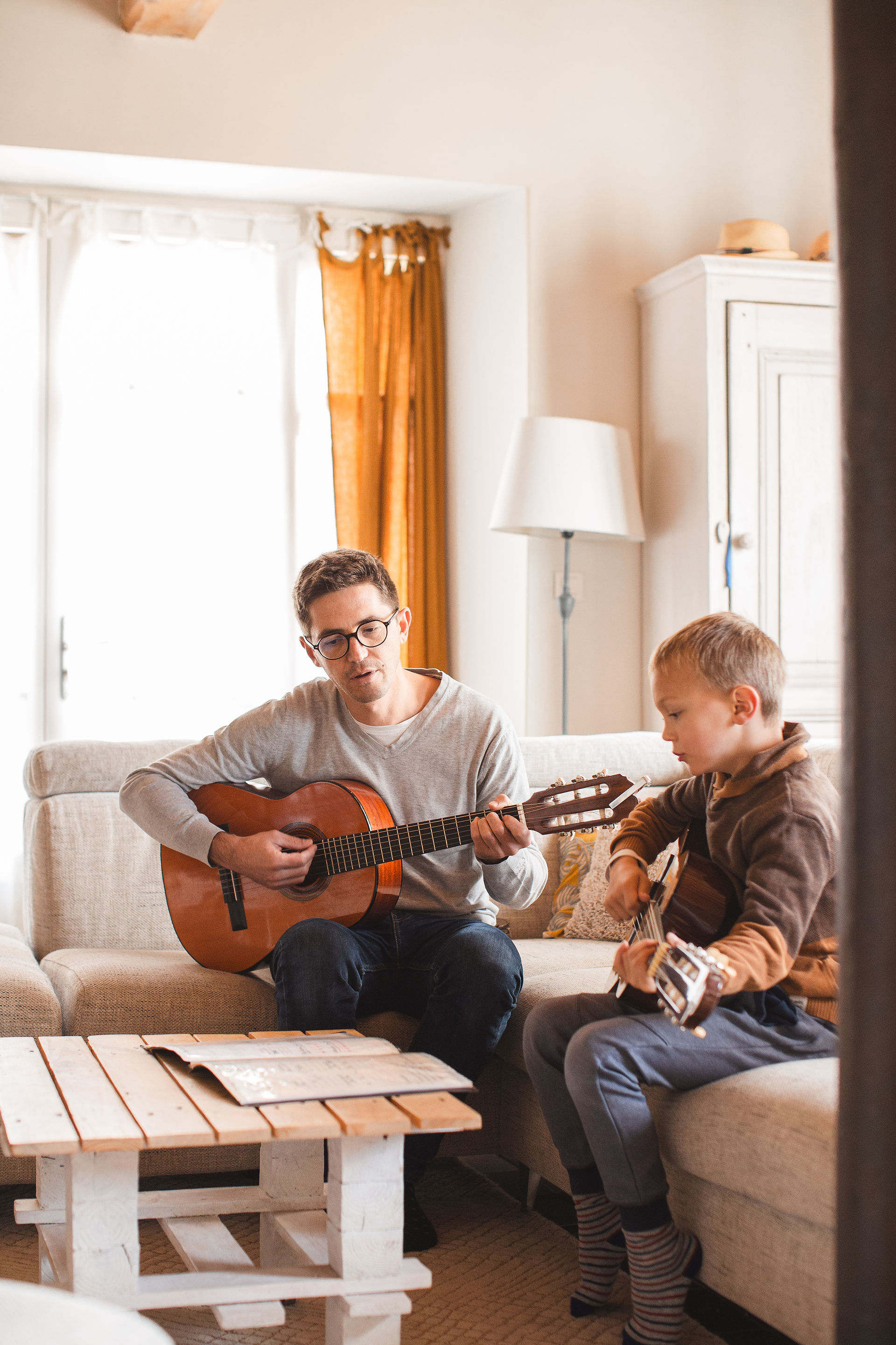 Séance photo père fils à la maison en train de jouer de la guitare à Valence dans la Drôme