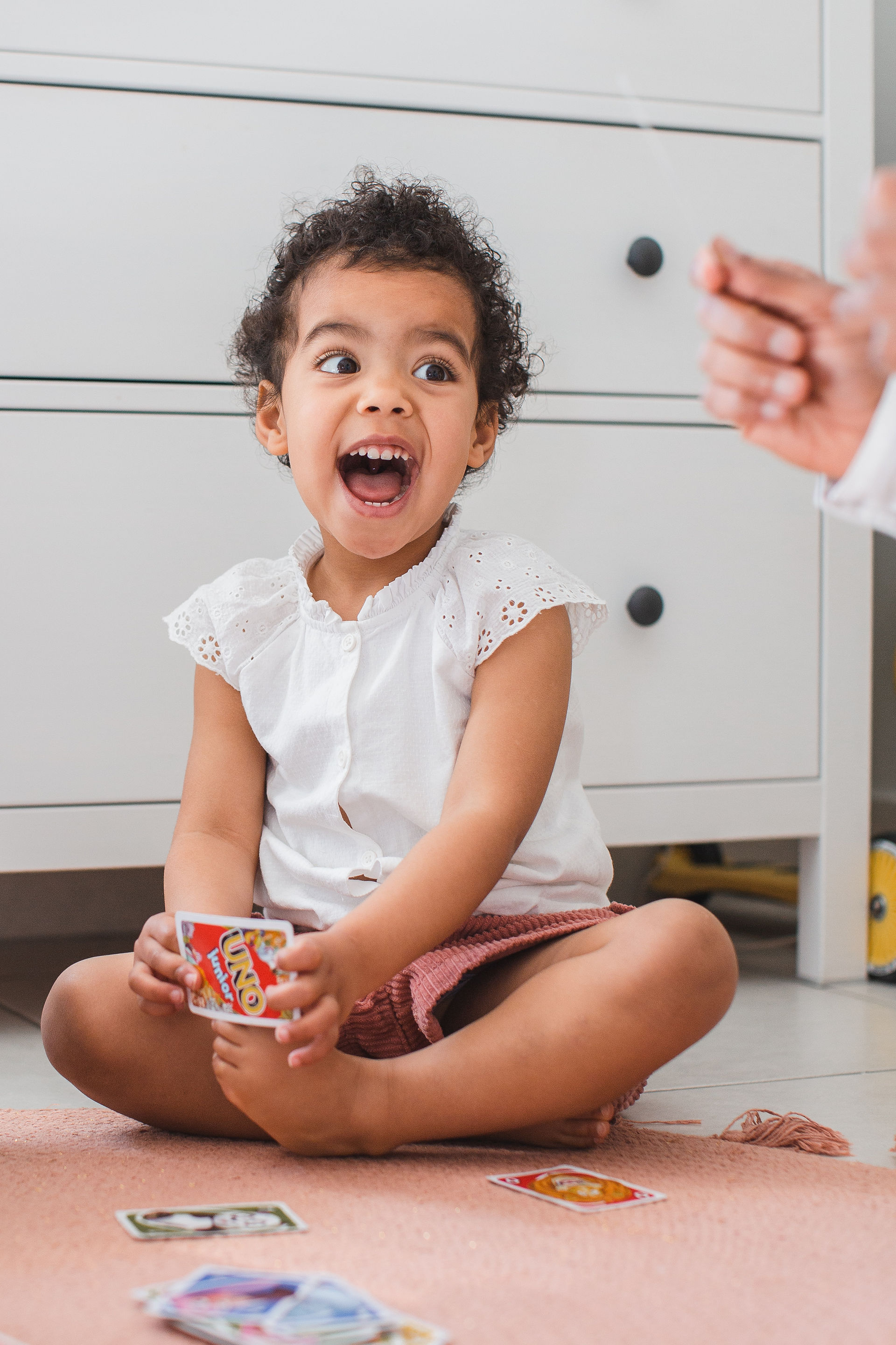 petite fille qui joue au uno