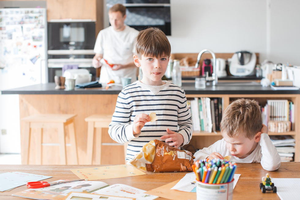 Séance photo famille nombreuse dans la cuisine
