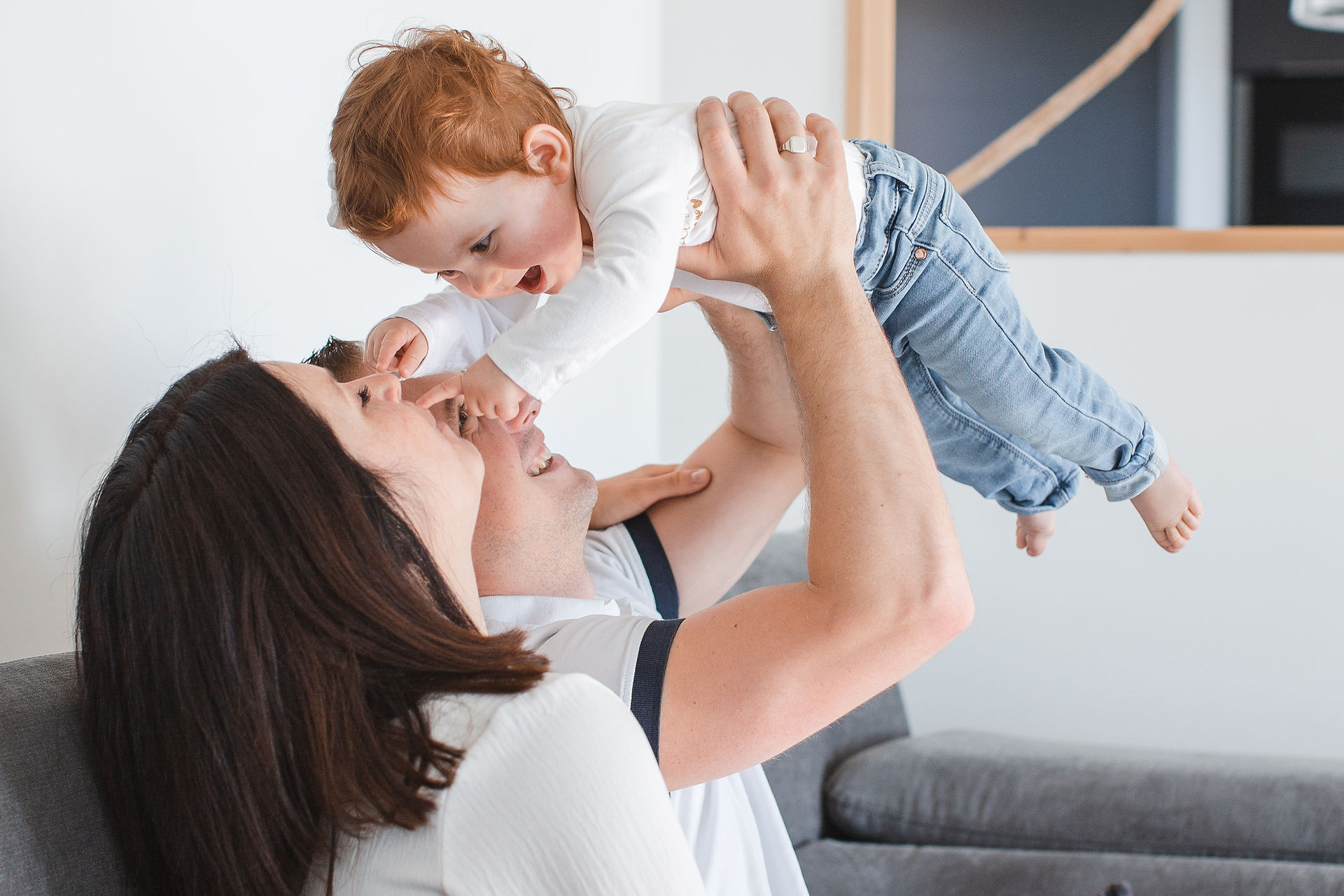 moment de complicité dans le salon en famille