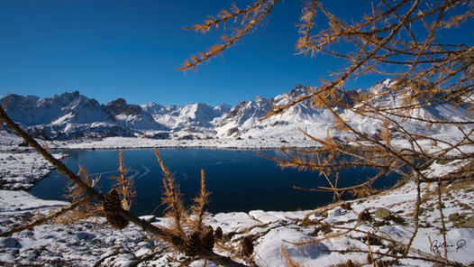 photo d'un lac de montagne