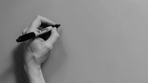 KI-KENNZEICHNUNGSPFLICHT: MÜSSEN SCHWEIZER UNTERNEHMEN KI-OUTPUT WIE INHALTE AUS CHATGPT, CLAUDE, COPILOT & CO. KENNZEICHNEN?