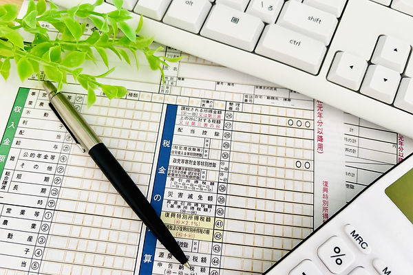 確定申告書とパソコン