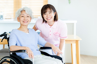 女性と女性スタッフ