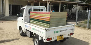 畳を運ぶトラック