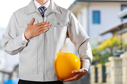 胸に手を当てる作業員