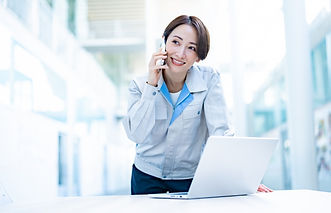 電話する女性