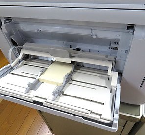 名刺を印刷する様子