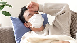 風邪で寝込む男性