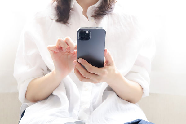 予約をスマホでする女性