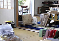 散らかった室内
