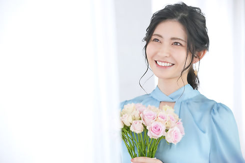 花を持った笑顔の女性