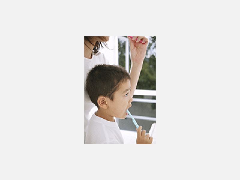 歯磨きする少年