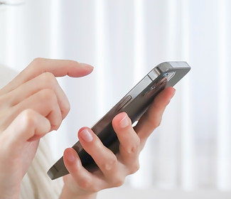 スマホを操作する手元