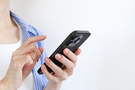 スマホを持つ手