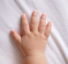 赤ちゃんの手