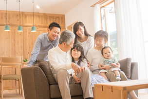 笑顔の三世代家族