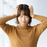 悩んでいる女性