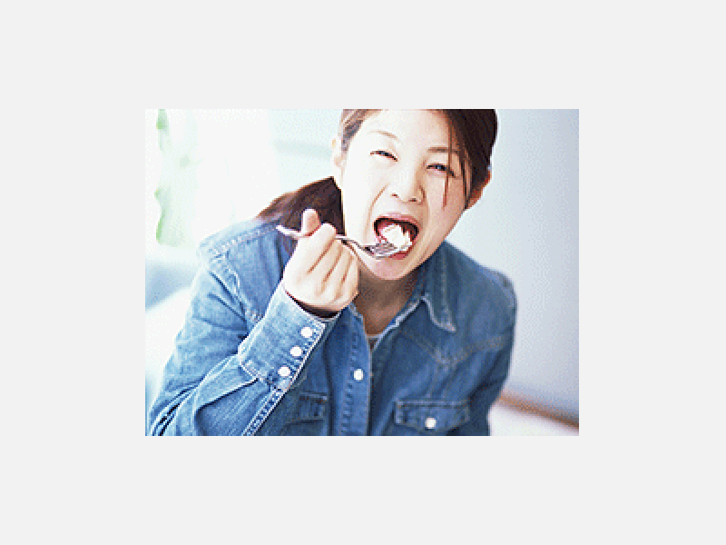 食事中の女性
