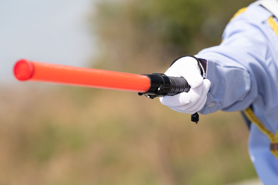 警備する人の手