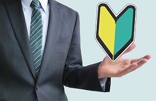 スーツを着た人と初心者マーク